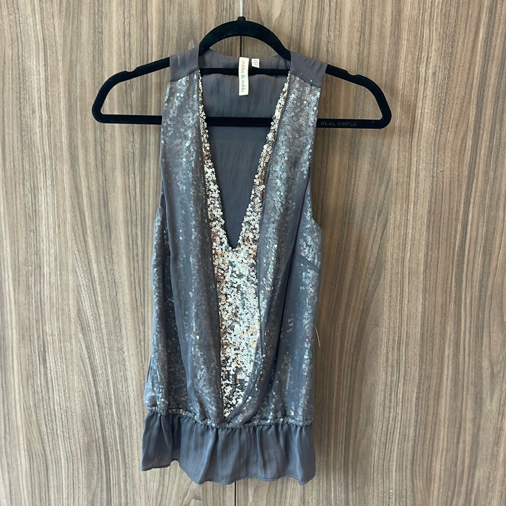 Robbi & Nikki Silver Sequin V-Neck Top with Tags. Size: XS